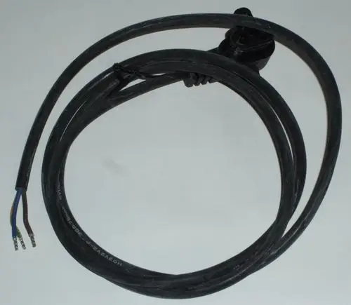 Netzkabel von Daikin mit einem Stecker und drei freiliegenden Aderenden in verschiedenen Farben, auf einer neutralen Unterlage angeordnet.